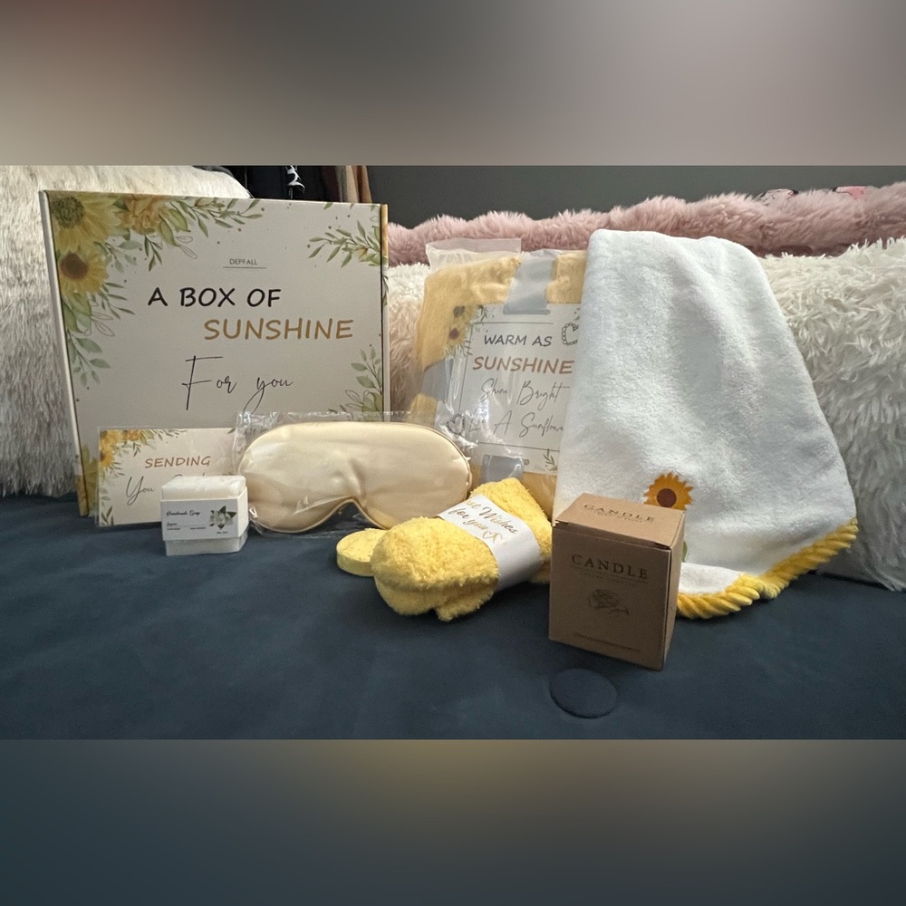 NWOT Perfect Christmas Gift “A Box of Sunshine” Gift Box